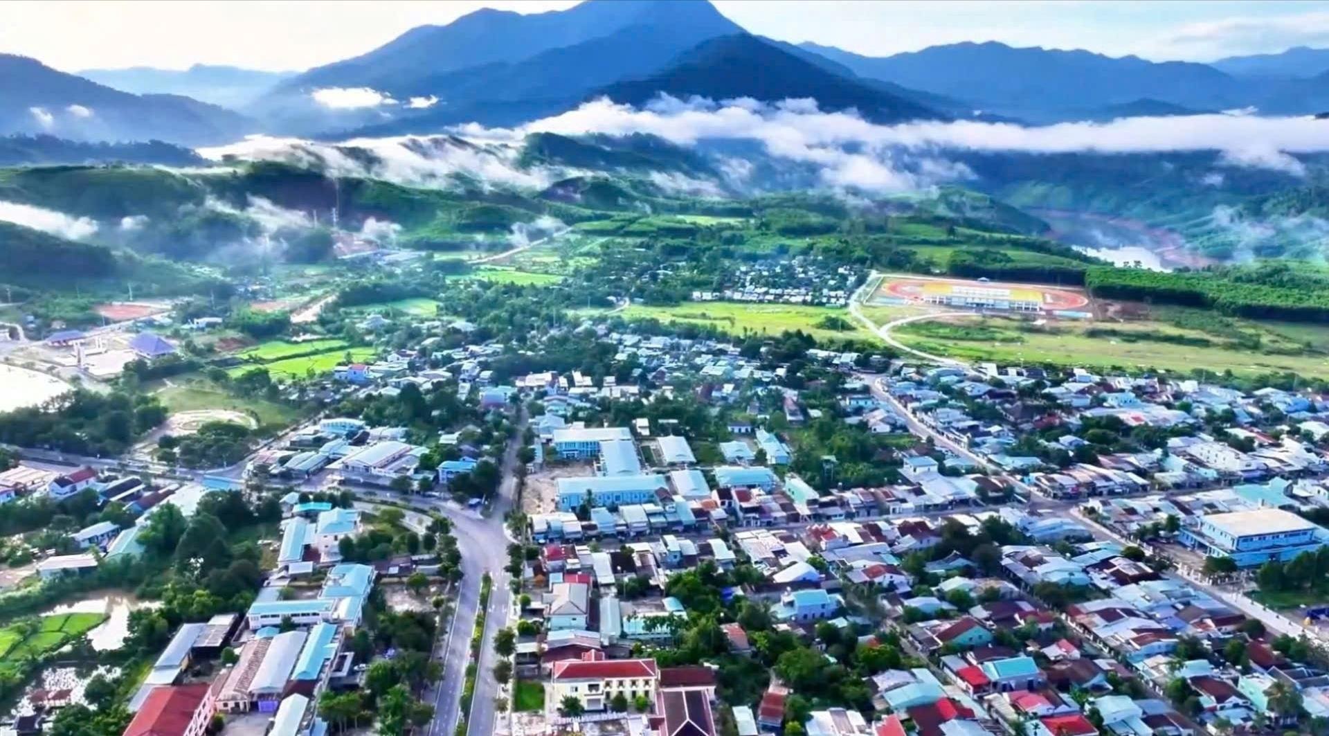 Das Volkskomitee des Bezirks Phuoc Son hat kürzlich einen Antrag eingereicht, den Bezirk als von der Armut befreit anzuerkennen. Im Bild: Das heutige Erscheinungsbild der Stadt Kham Duc. Foto: MINH PHONG