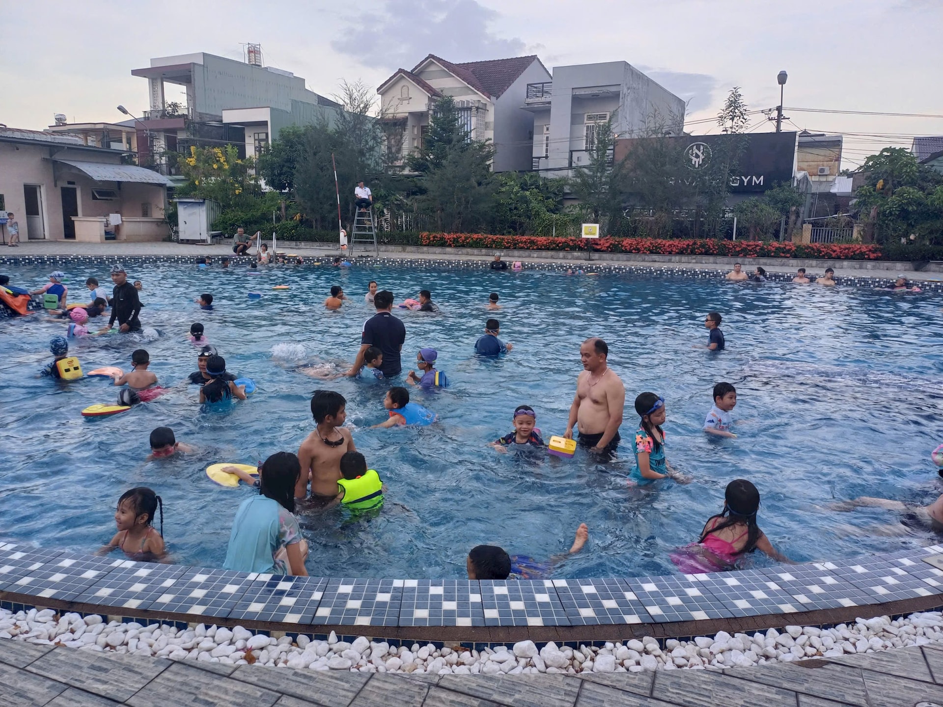 Nhiều trẻ em được phụ huynh đưa đến các hồ bơi để học và tắm mát. Ảnh: PHƯỚC HIẾU