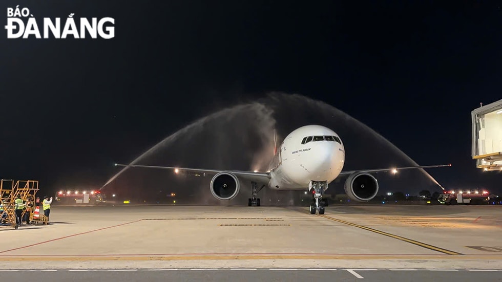 Cùng với việc đón nhiều đường bay trong nước và quốc tế, Cảng hàng không quốc tế Đà Nẵng sẽ đầu tư khai thác vận chuyển hàng hóa. Trong ảnh: Nghi thức đón chuyển bay đầu tiên của Hãng hàng không 