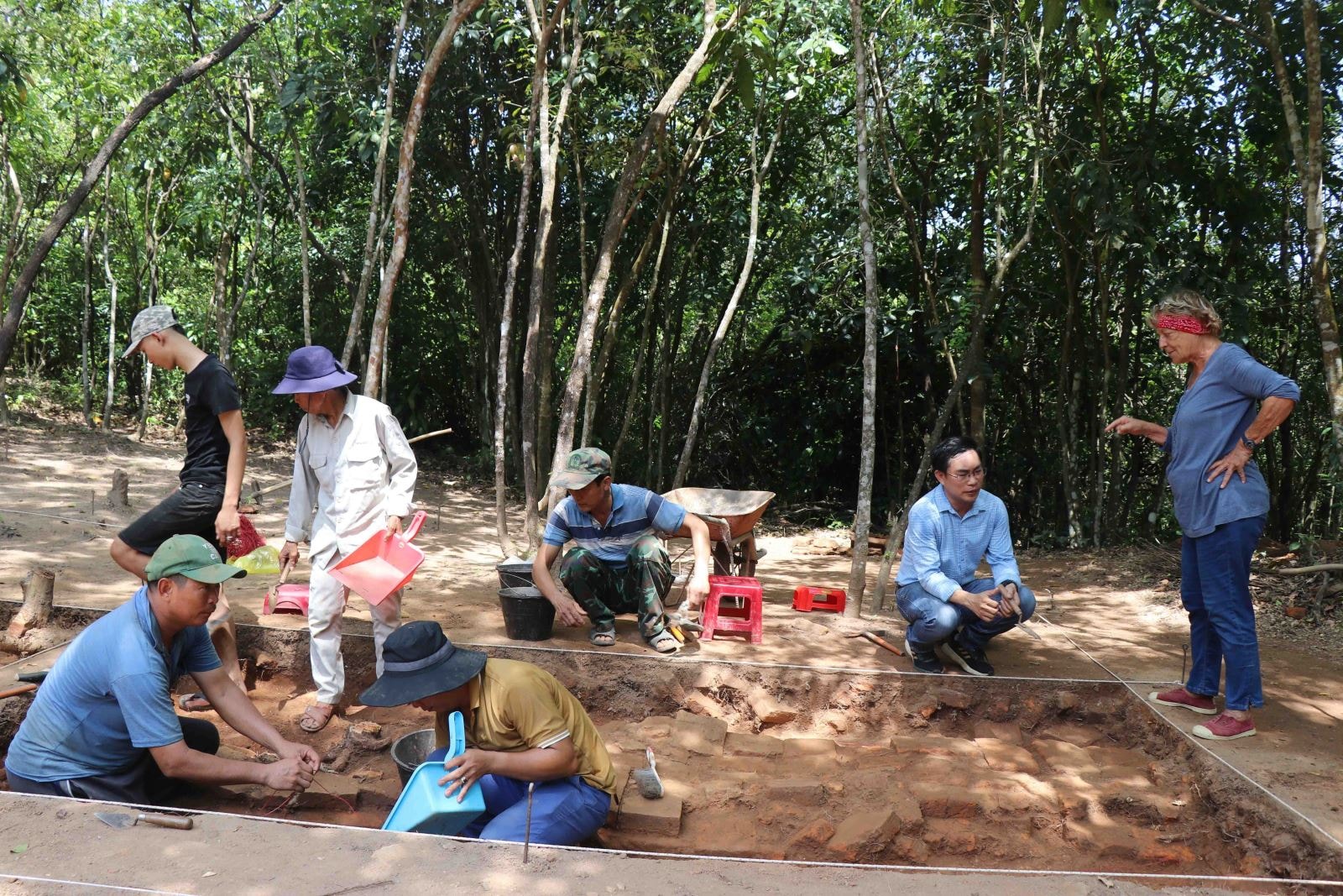 Các chuyên gia Việt Nam và Ấn Độ giám sát công tác trùng tu tại tháp F, thuộc quần thể Di sản Văn hóa thế giới Mỹ Sơn.