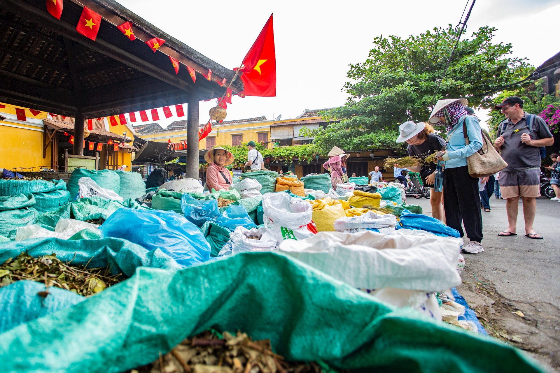 cac_bao_la_m5_duoc_ban_tai_cho_hoi_an.jpg