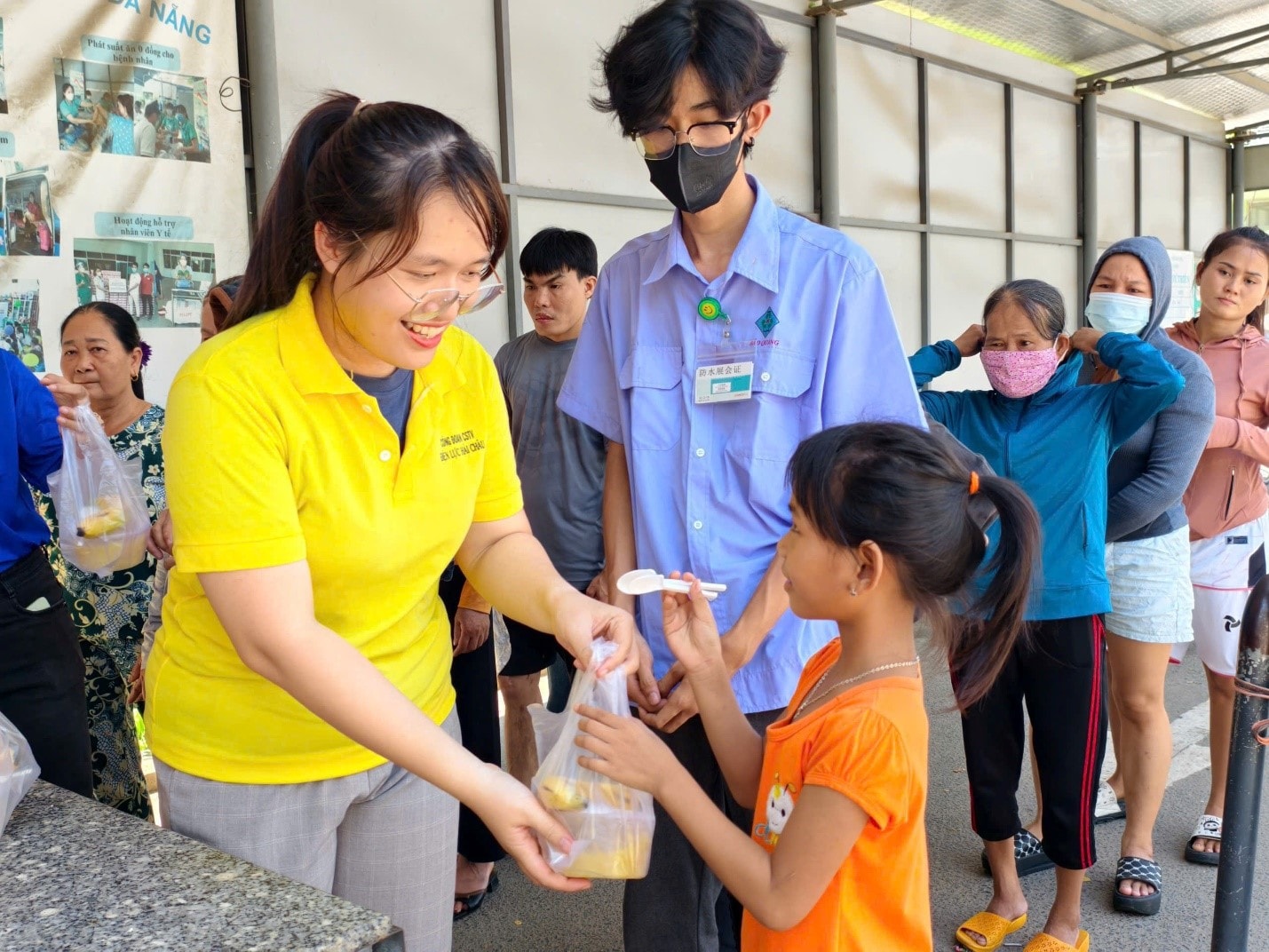Nụ cười và niềm vui rạng rỡ của các bệnh nhi khi nhận cháo chính là 