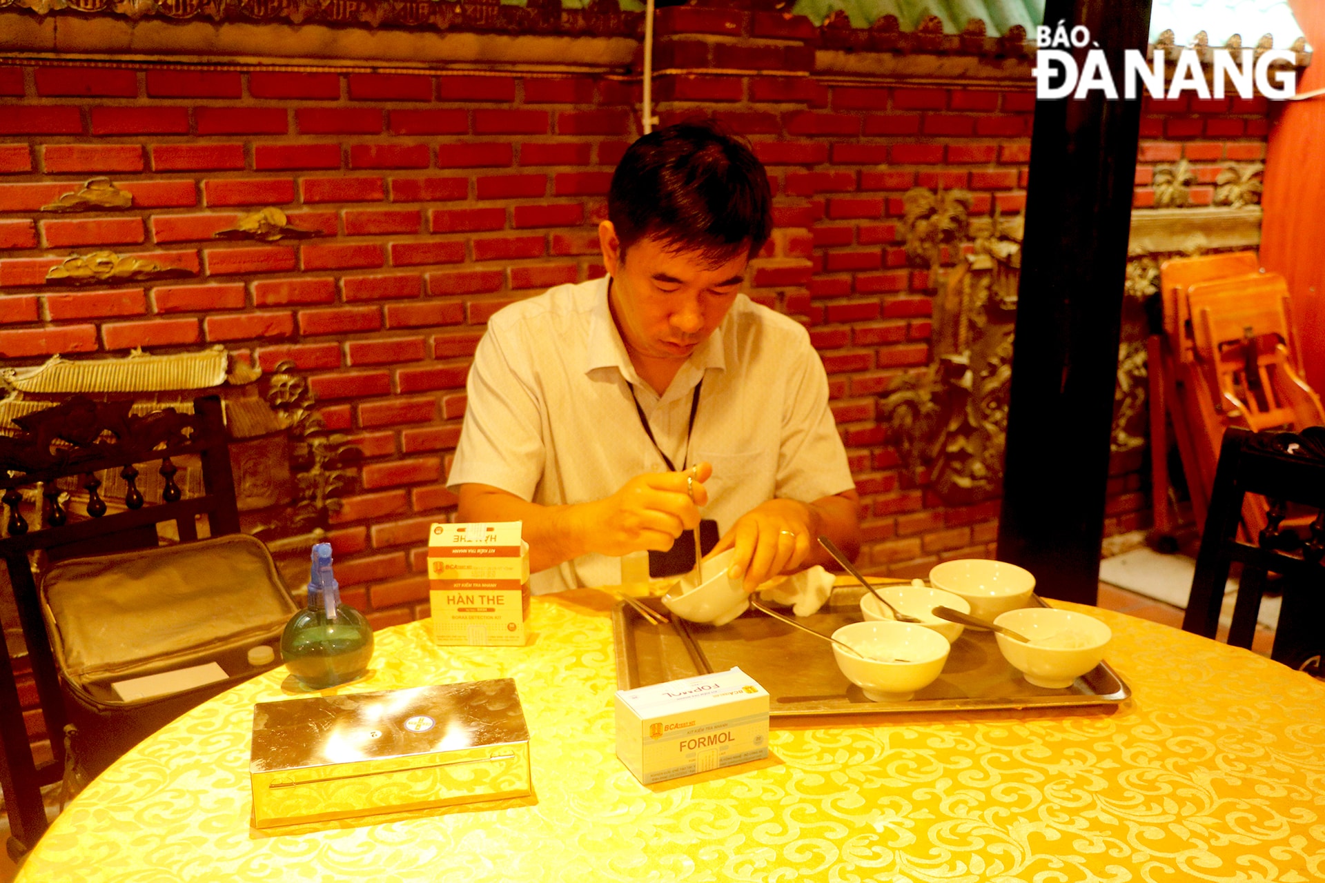 Đoàn kiểm tra tiến hành test nhanh mẫu thực phẩm đã qua chế biến tại nhà hàng Huế Xưa (số 1 Thi Sách).