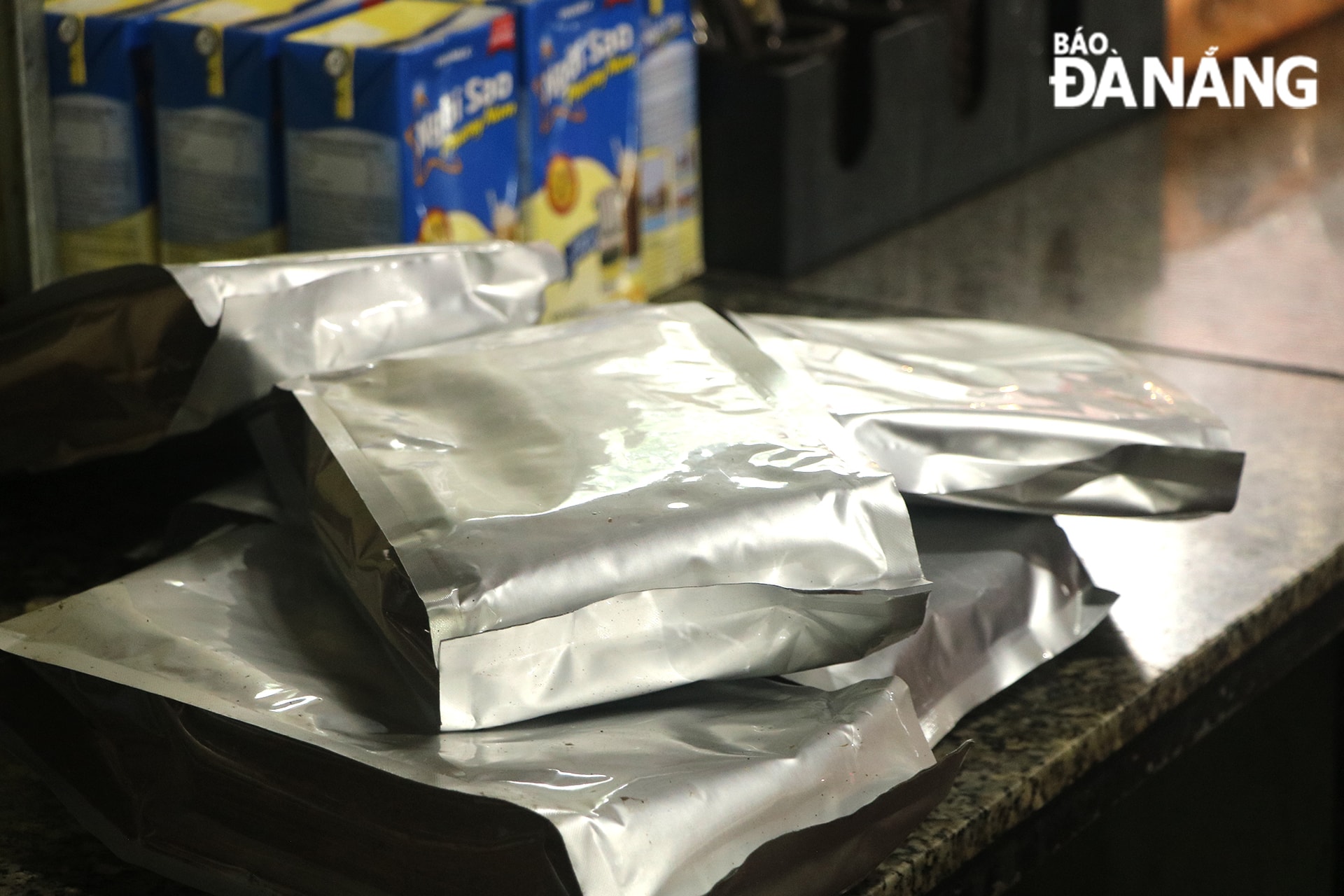 Đoàn kiểm tra phát hiện, buộc tiêu hủy một số gói cà phê không có nhãn mác, nguồn gốc xuất xứ chưa rõ ranfd.