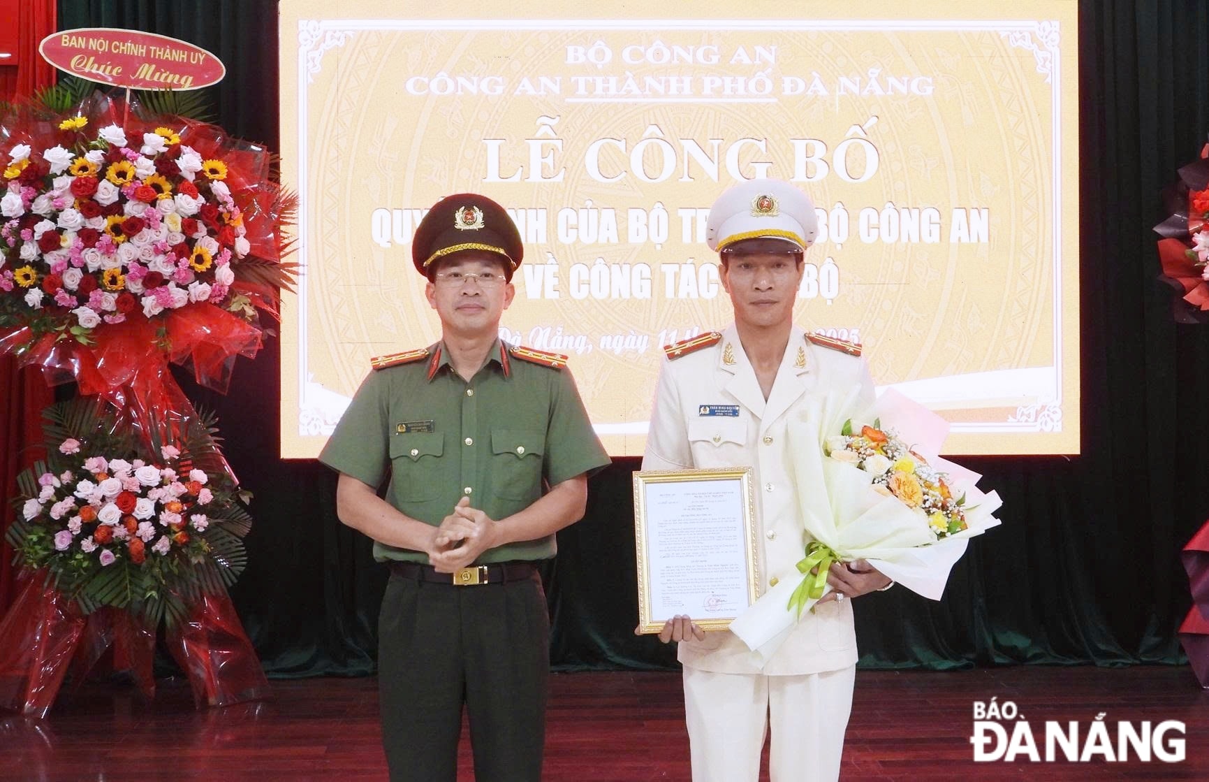 Đại tá Nguyễn Đại Đồng, Phó Giám đốc phụ trách Công an thành phố Đà Nẵng (trái) trao q