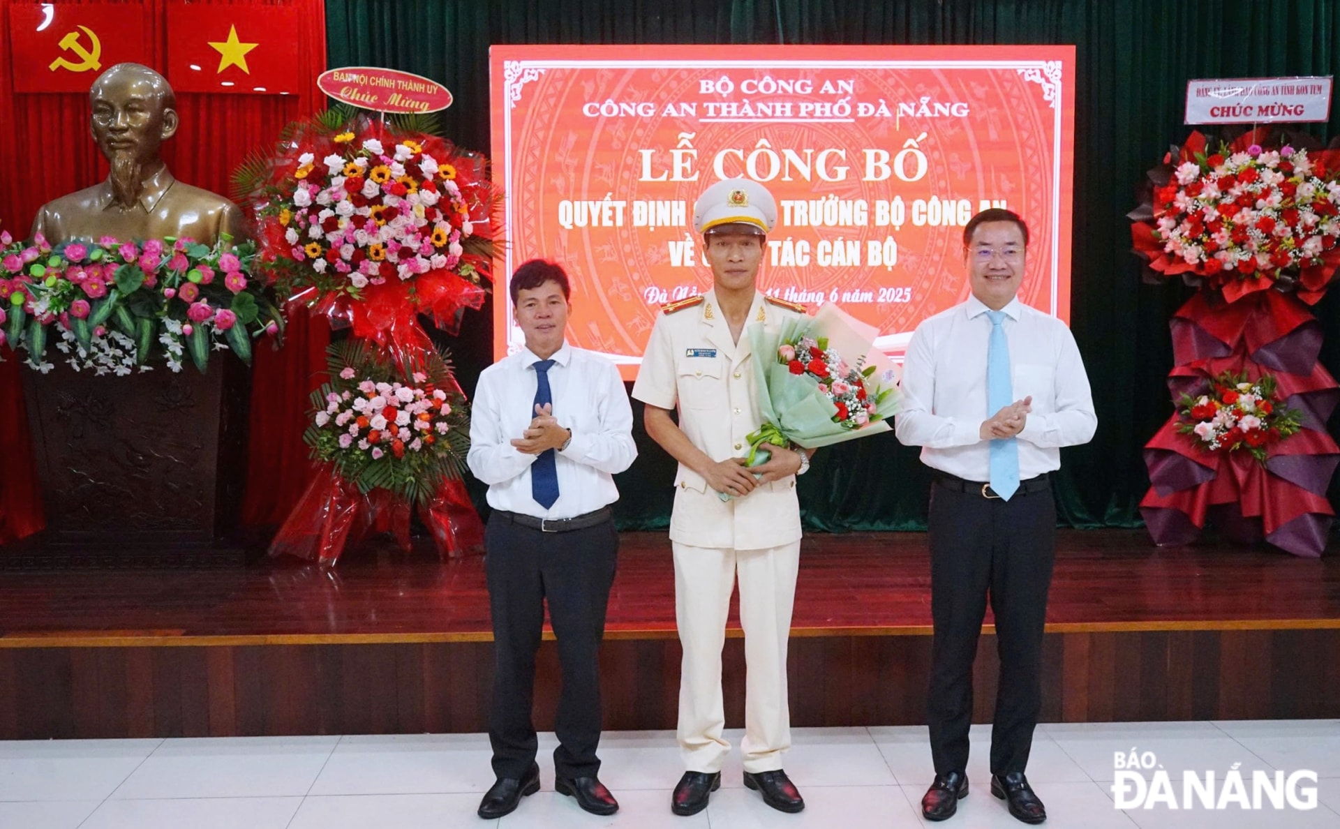 Trưởng Ban Nội chính Thành ủy Võ Công Chánh (trái) và Phó Trưởng ban Tổ chức Thành ủy Nguyễn Lê Mậu Cường (phải) trao Ảnh: XUÂN SƠN