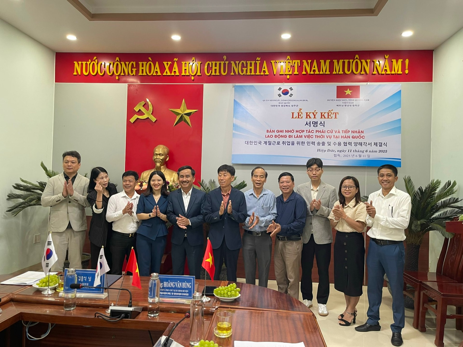Lãnh đạo huyện Hiệp Đức và quận Seongju (Hàn Quốc) chụp hình lưu niệm