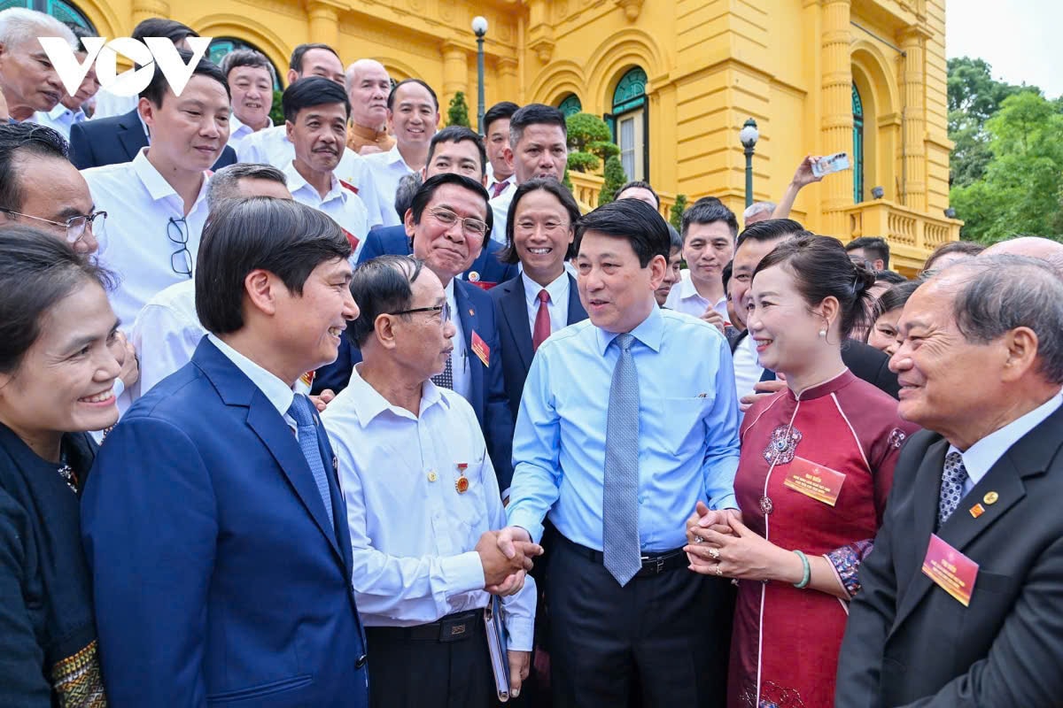 Chủ tịch nước Lương Cường bắt tay NNND Nguyễn Văn Tiếp tại buổi gặp mặt chiều 10/6. Ảnh: VOV