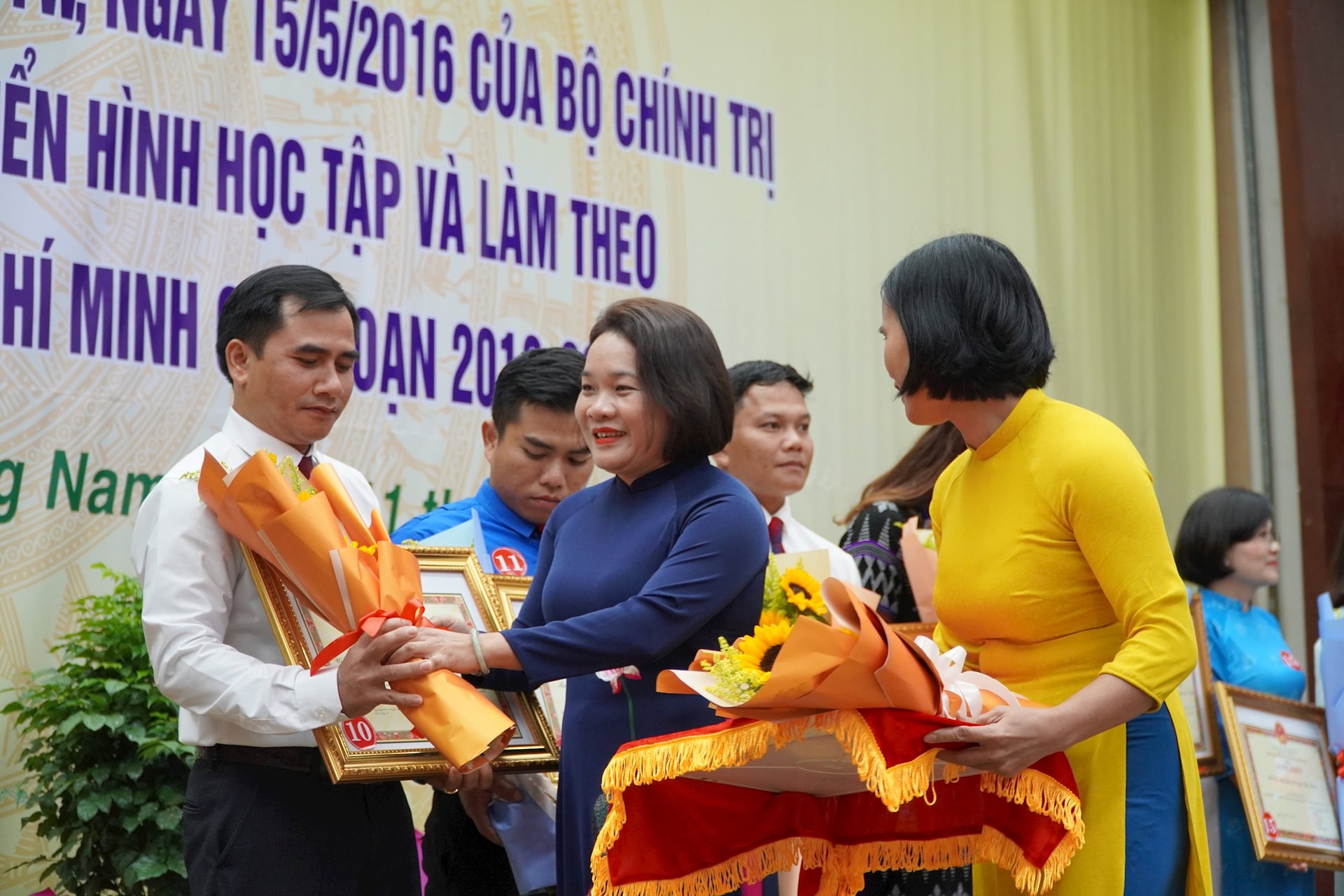 anh chi dung 2
