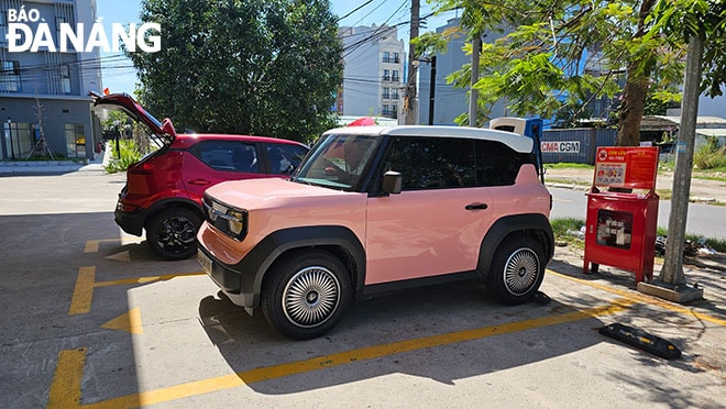 Người dân sạc xe điện ở trạm sạc miễn phí tại Đà Nẵng. Ảnh: PHƯƠNG UYÊN