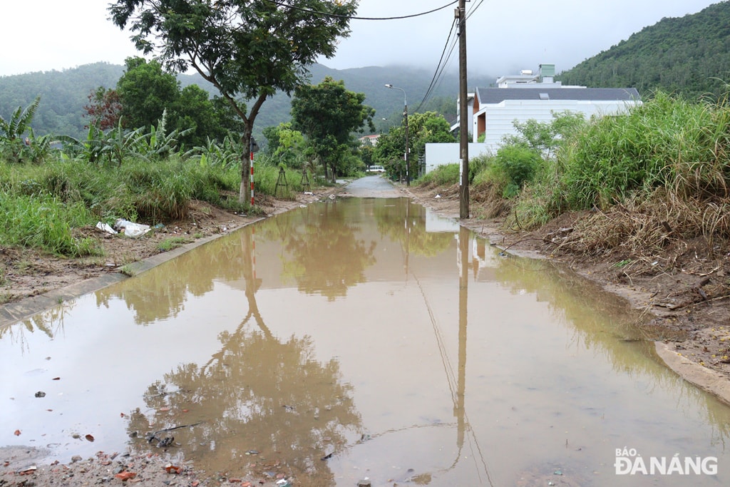 Một đoạn đường Lương Hữu Khánh (phường Thọ Quang, quận Sơn Trà) còn bị ngập nước. Ảnh: HOÀNG HIỆP