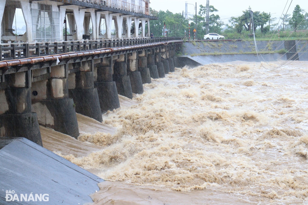 Lũ trên sông Yên tại đập dâng An Trạch đang dâng lên chậm dần, dự kiến đạt đỉnh vào chiều tối nay (12-6) . Ảnh: HOÀNG HIỆP 