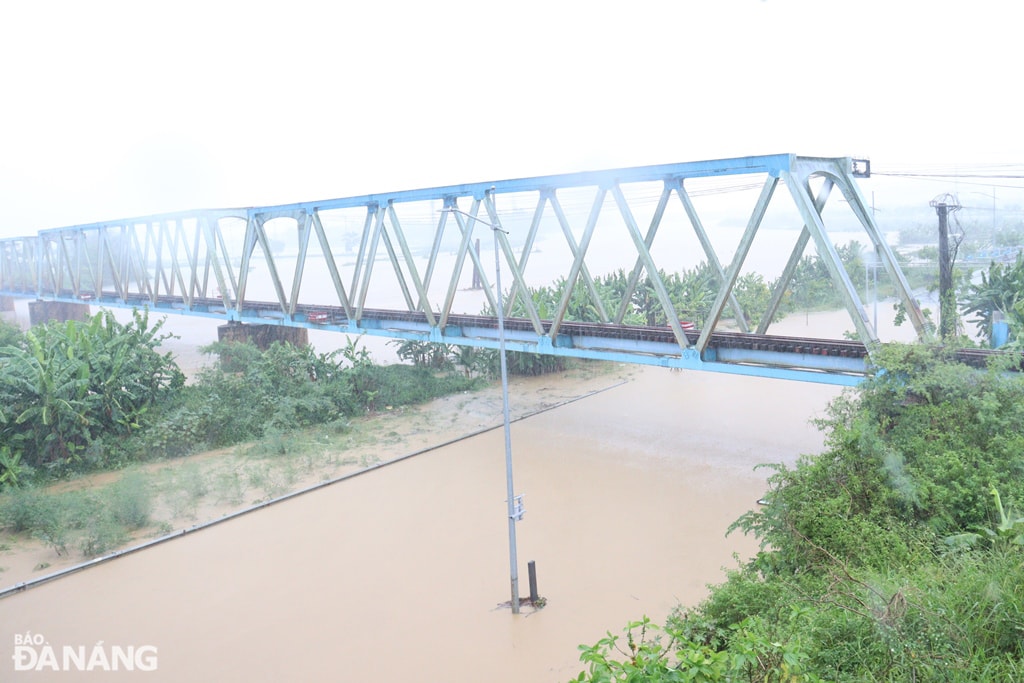 Lũ cũng đã tràn bờ sông Cẩm Lệ và ngập đoạn thấp trũng của đường Thăng Long. Ảnh: HOÀNG HIỆP