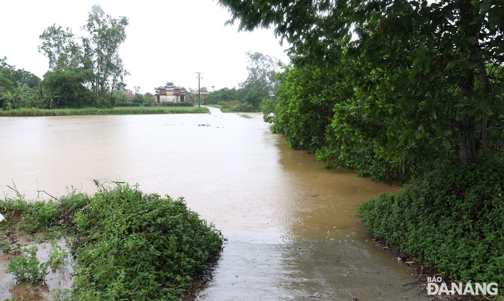 Lũ đã ngập sâu đoạn đường nối giữa xã Hòa Tiến, huyện Hòa Vang với xã Điện Tiến, thị xã Điện Bàn (tỉnh Quảng Nam). Ảnh: HOÀNG HIỆP