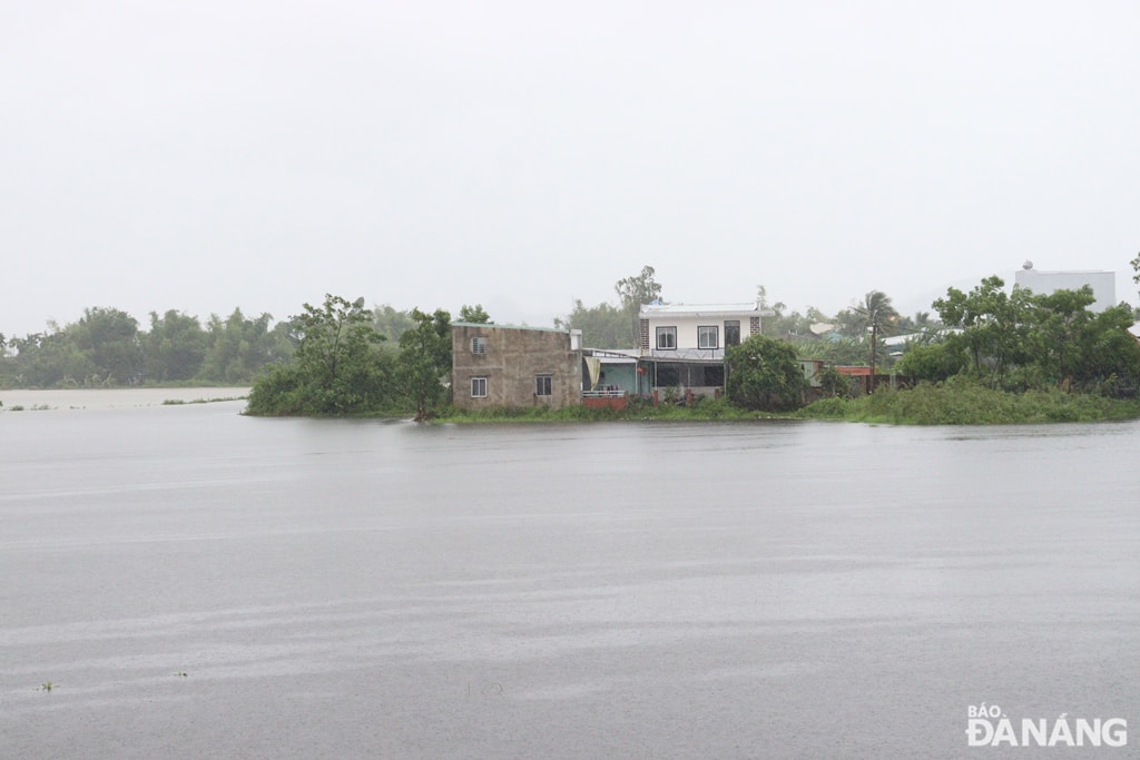 Một số khu vực ở xã Hòa Tiến đang bị nước lũ 