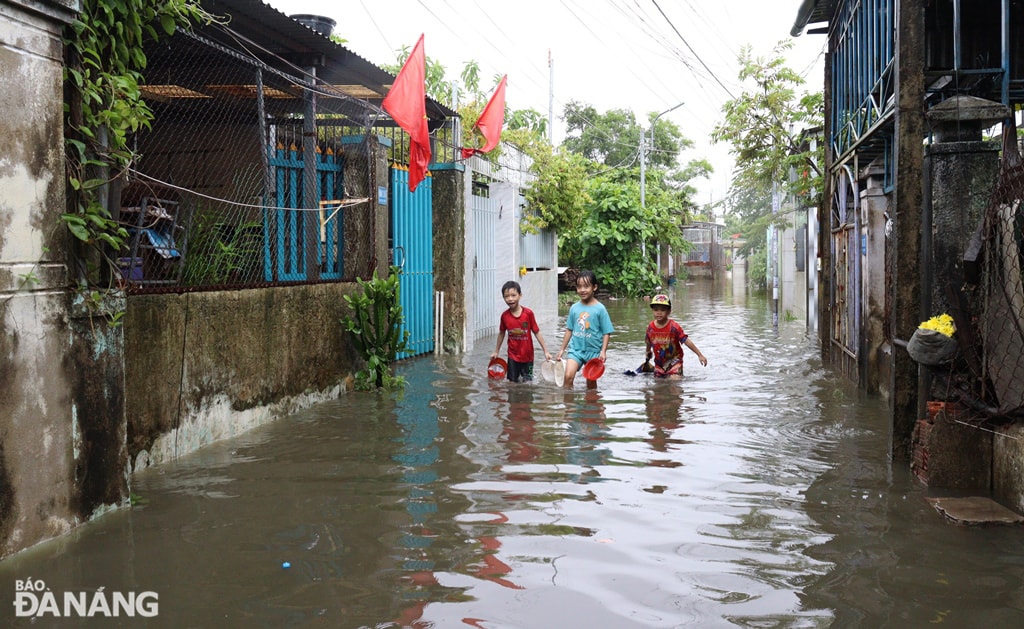 Ban Chỉ huy Phòng chống thiên tai, tìm kiếm cứu nạn và phòng thủ dân sự thành phố đề nghị các địa phương, đơn vị tổ chức chốt chặn tại các khu vực ngập lụt, ngập sâu, ngăn không cho người dân đi vào các khu vực nguy hiểm; nghiêm cấm người dân vào các khu vực ngập lụt để đánh bắt thuỷ sản. Ảnh: HOÀNG HIỆP