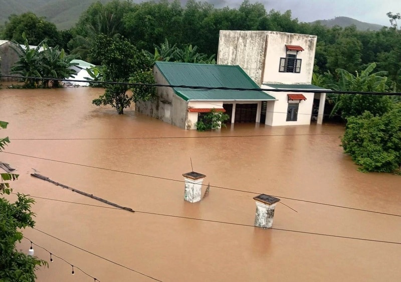 Đến trưa 12.6, có hơn 300 nhà dân xã Đại Hưng, huyện Đại Lộc, Quảng Nam vẫn chìm trong nước lũ. Ảnh: Đại Lộc