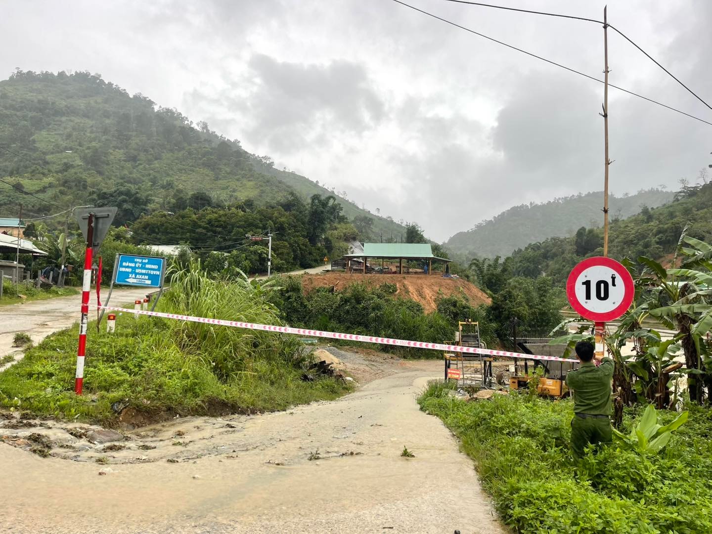 Công an xã Axan giăng dây cảnh báo khu vực đang bị ngập sâu nguy hiểm