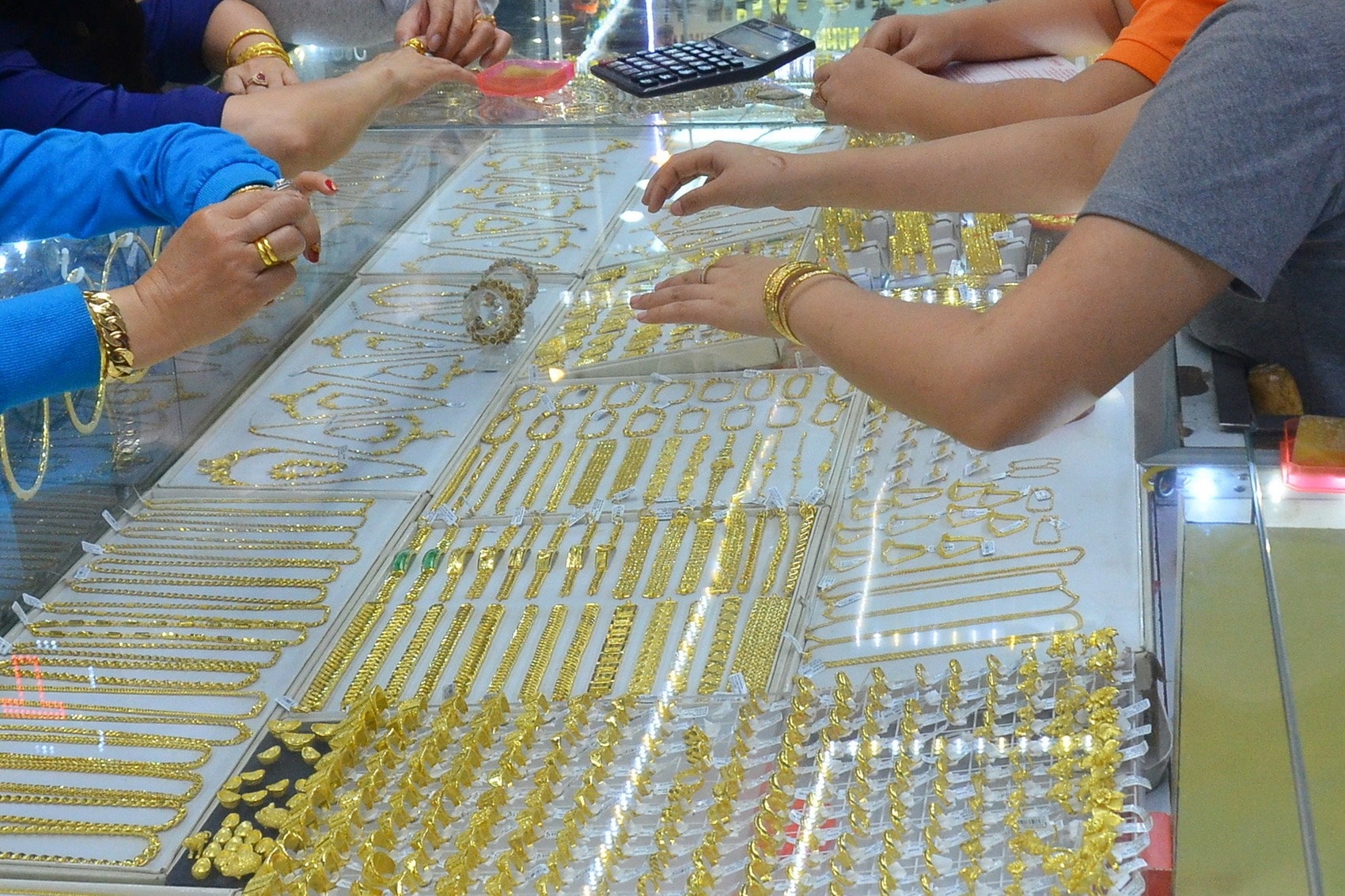 Giá vàng chiều nay 11 6 2025 Giá vàng trong nước tăng mạnh, vàng thế giới quay đầu giảm