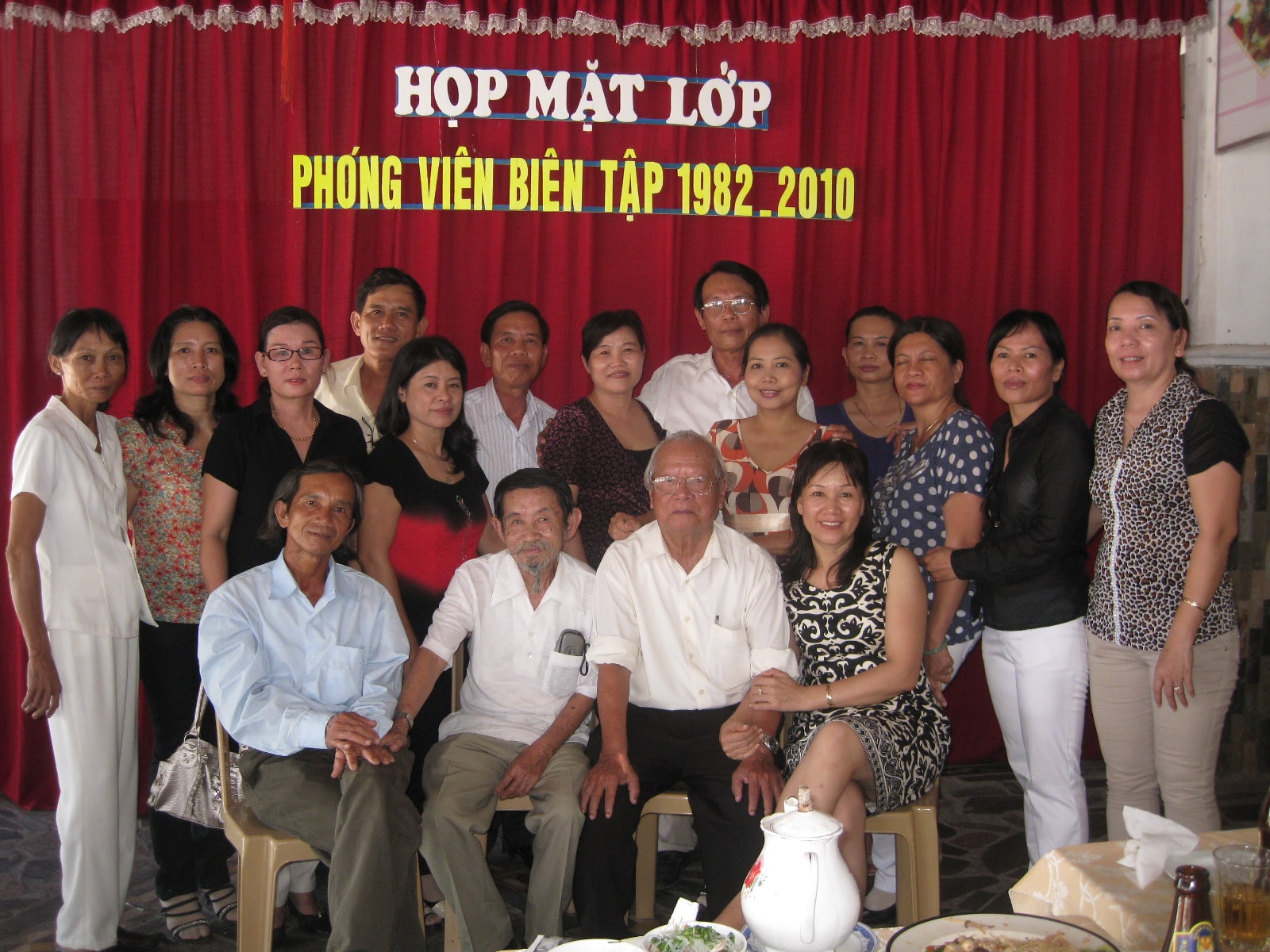 Lớp phóng viên đầu tiên của tỉnh QN ĐN cũ. Ảnh VĂN PHIN