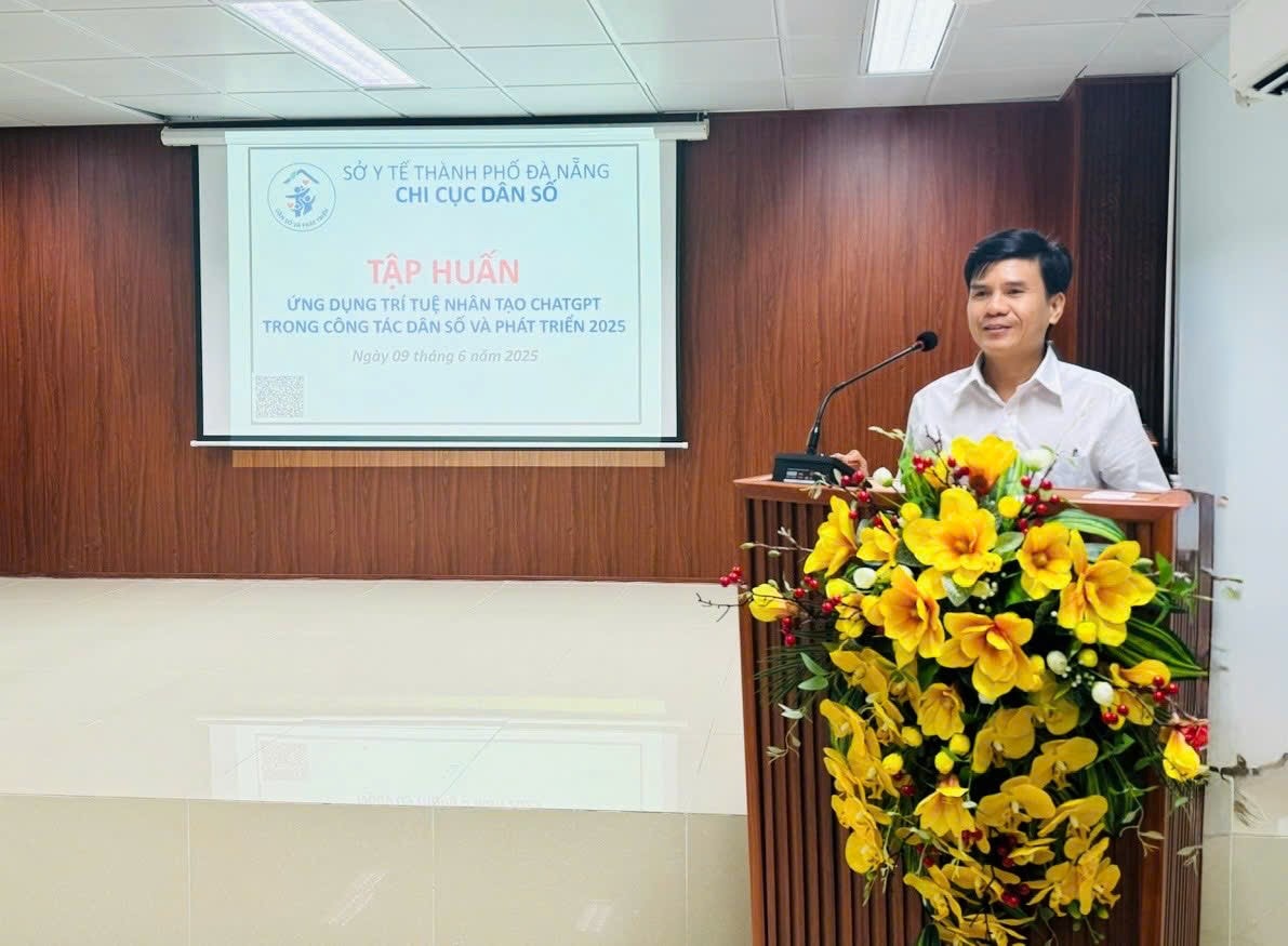 Ths Võ Chí Trung - Trưởng phòng TCHCKHTV, Chi cục Dân số thành phố Đà Nẵng  hướng dẫn các học viên sử dụng chatGPT.