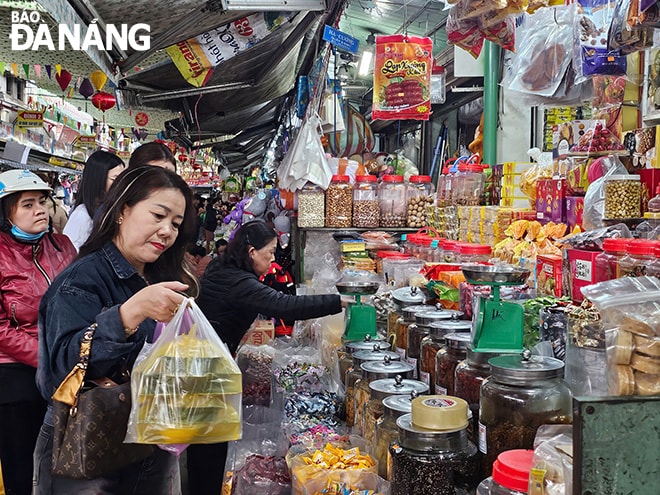 Hàng Việt Nam chiếm tỷ trọng lớn trên thị trường và được người tiêu dùng ưu tiên lựa chọn.  TRONG ẢNH: Người tiêu dùng mua sắm tại chợ Cồn. Ảnh: TRẦN TRÚC