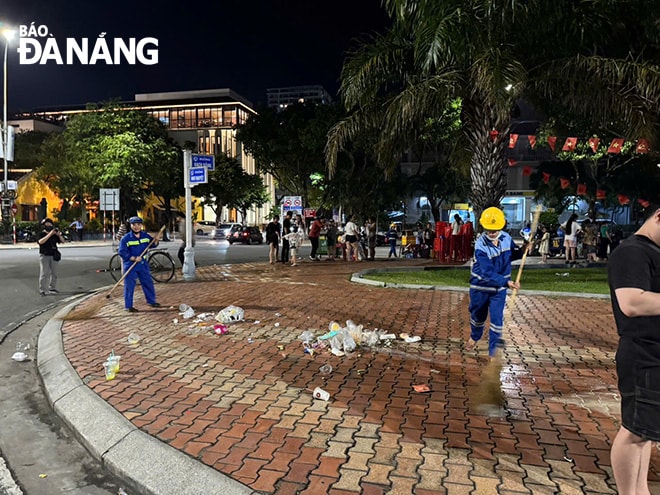 Công nhân Công ty CP Môi trường đô thị Đà Nẵng quét dọn, thu gom rác thải nhựa trên vỉa hè đường  Như Nguyệt trong một đêm thi trình diễn pháo hoa DIFF 2025. Ảnh: HOÀNG HIỆP