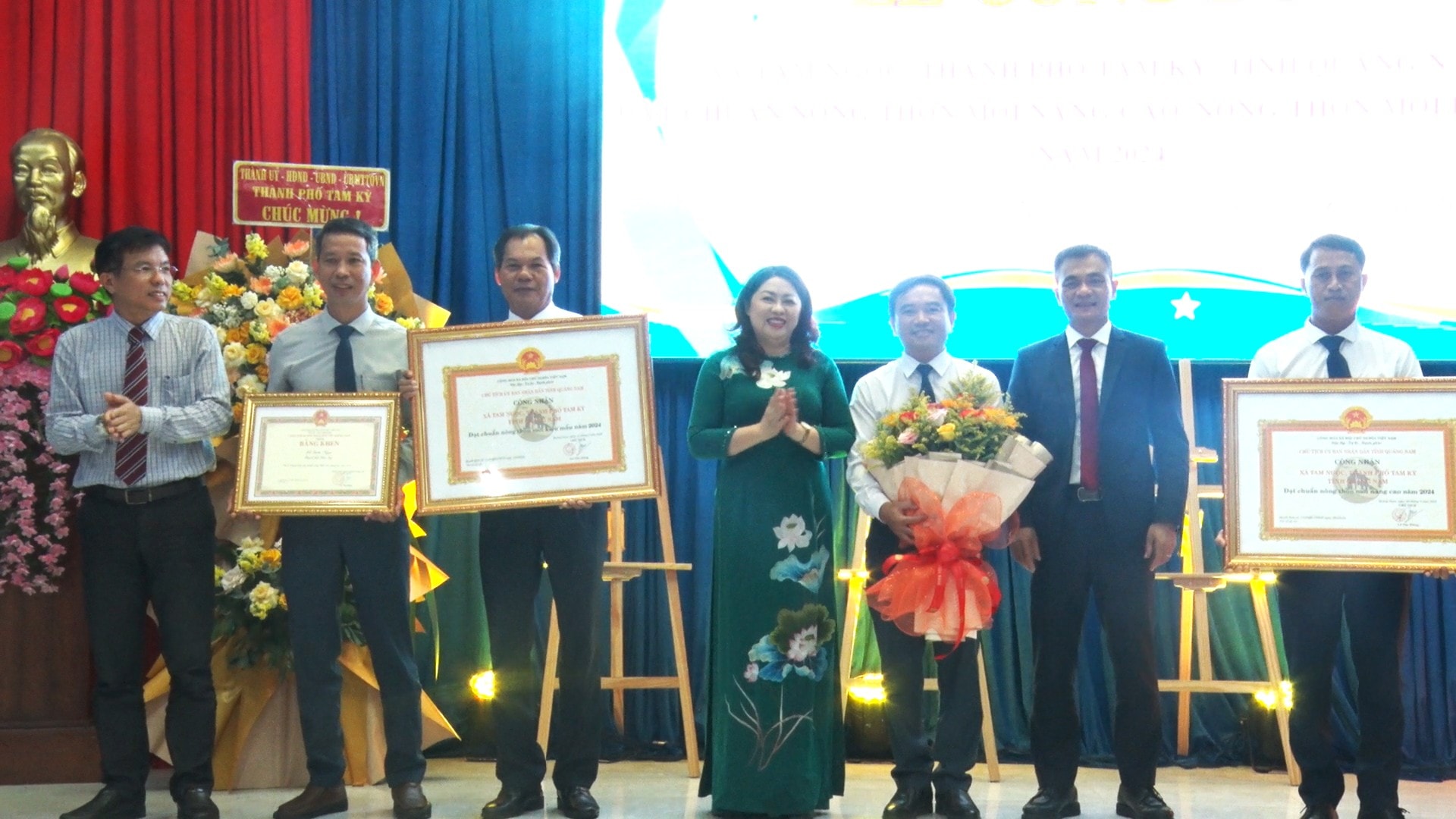 Bí thư Thành ủy Tam Kỳ Nguyễn Thị Thu Lan trao bằng công nhận xã nông thôn mới nâng cao, xã nông thôn mới kiểu mẫu cho xã Tam Ngọc. Ảnh: QUANG SƠN.