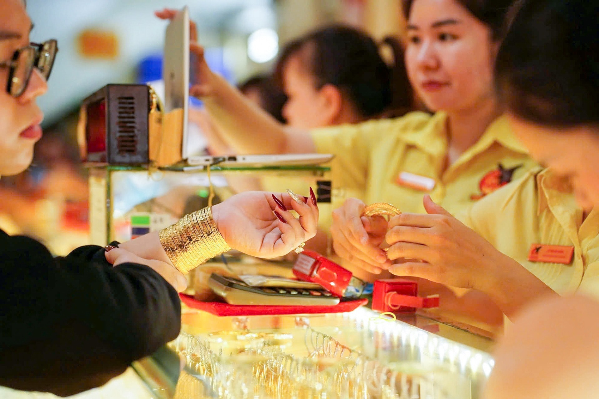 Giá vàng chiều nay 13 6 2025 Giá vàng thế giới đạt mức cao nhất trong 2 tháng qua