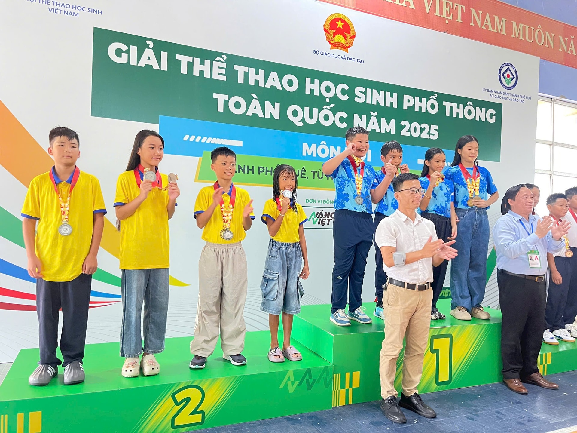Đội tiếp sức nam - nữ tiểu học Quảng Nam nhận huy chươnG bạc. Ảnh: V.HÙNG