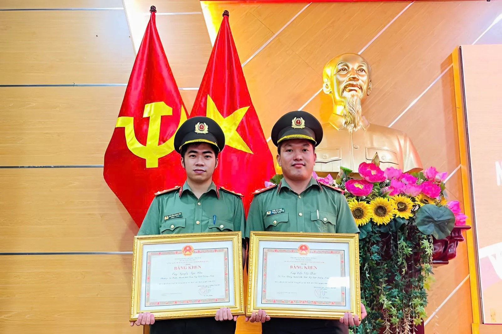 nhan_bang_khen.jpg
