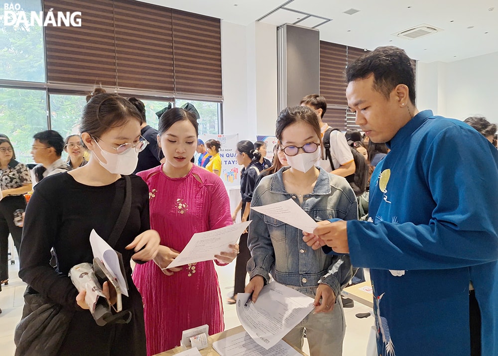 Sự kiện thu hút rất đông sinh viên tham gia, tìm hiểu các vị trí việc làm. Ảnh: THU HÀ.