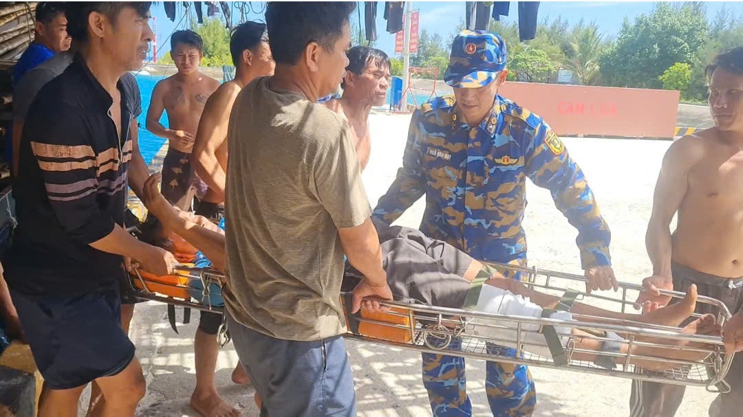 Ngư dân Phạm Văn Minh được cấp cứu tại đảo Sinh Tồn. 