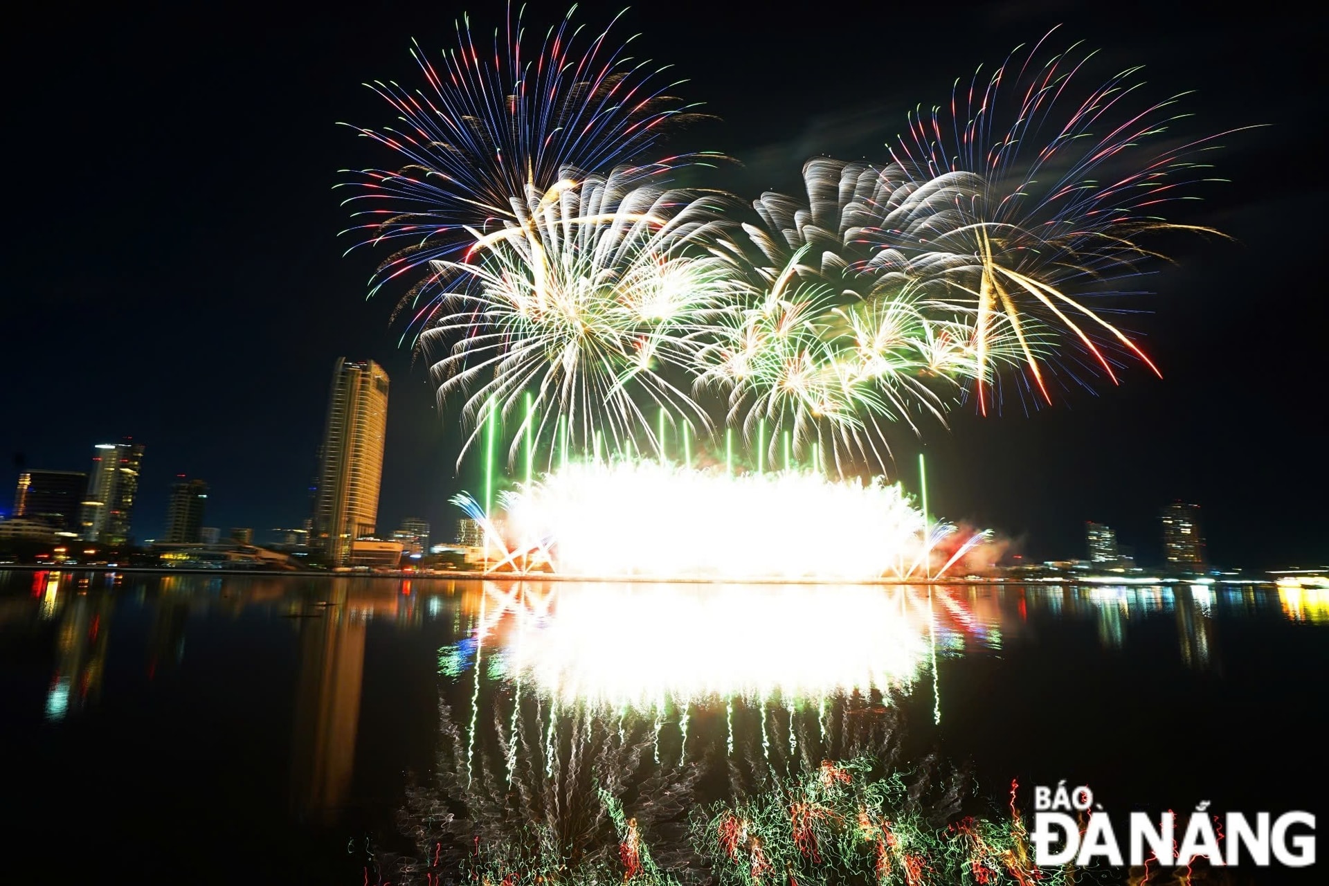 Khoảnh khắc bùng nổ rực rỡ khi đội Orion Fireworks (Canada) tái hiện vũ trụ với sắc vàng kim và đỏ cam trên bầu trời sông Hàn. Ảnh: Xuân Sơn