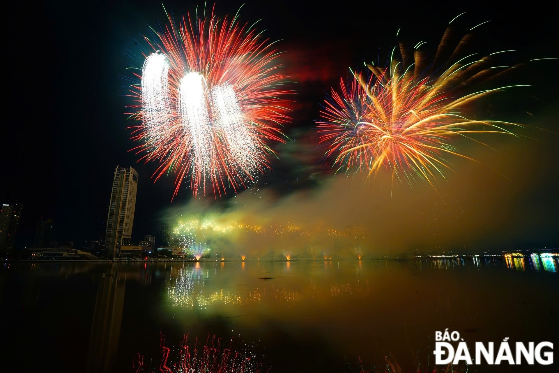 Những chùm pháo xanh lục rơi xuống như “cơn mưa sao bang” trong màn trình diễn Star Dust tại DIFF 2025, khiến khán giả như lạc vào thiên hà. Ảnh: Xuân Sơn