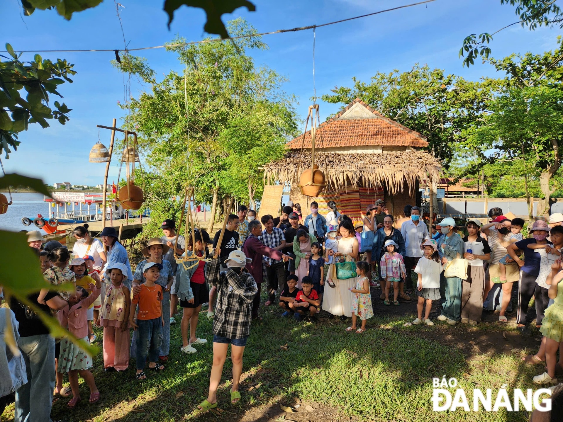 Du khách được ngược dòng thời gian, hòa mình vào không khí mộc mạc của làng nghề mộc truyền thống Kim Bồng trứ danh - nơi đã góp phần làm nên giá trị di sản đô thị cổ Hội An.