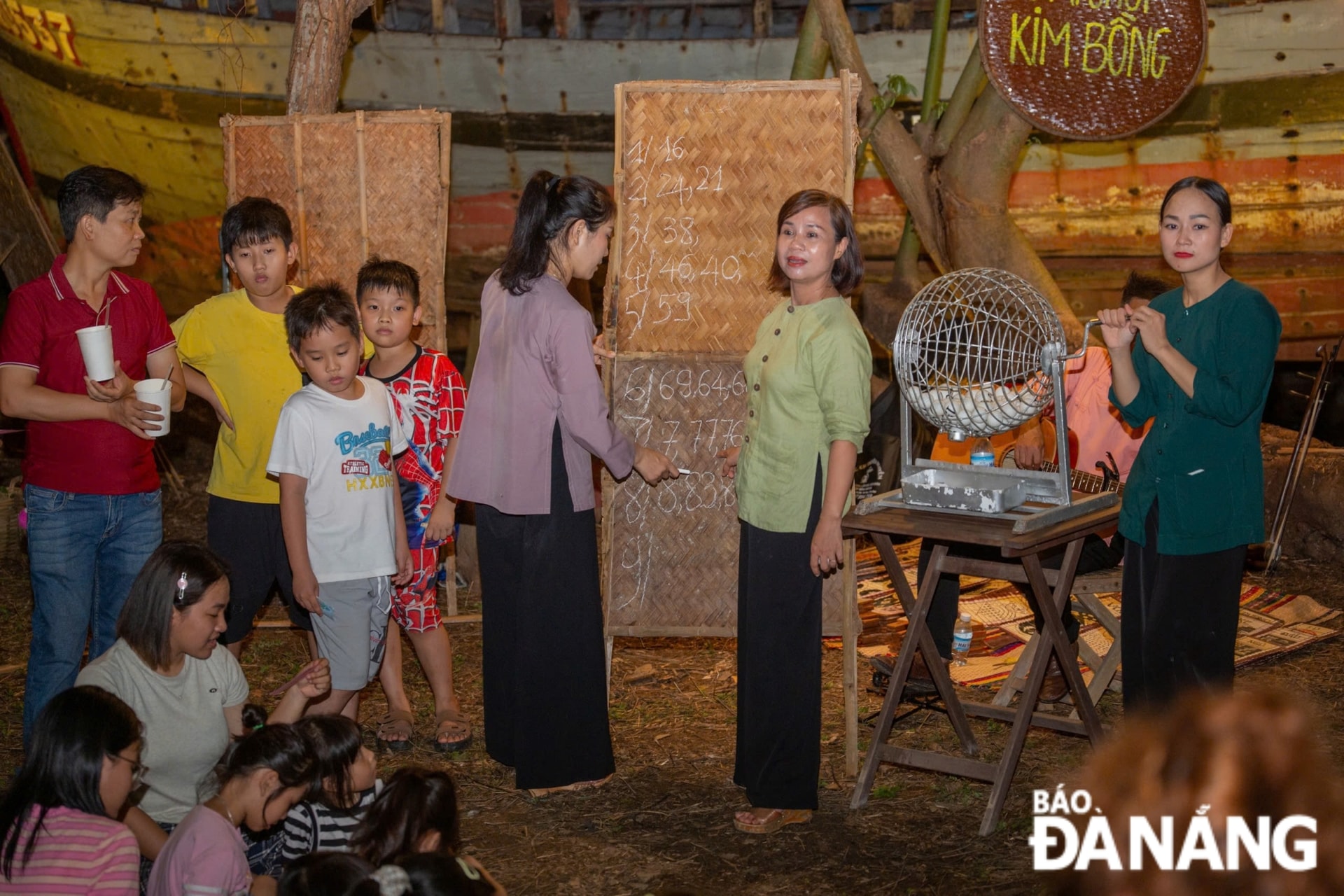 Du khách khám phá bản sắc văn hóa qua các trò chơi dân gian: bài chòi, lô tô, bịt mắt đập nồi, đổ tam hường, nhảy dây… Cùng không gian dành cho trẻ em học hát dân ca, nghe nhạc đồng quê và hòa mình vào dòng nhạc trẻ sôi động trong buổi tối – nơi giao thoa giữa truyền thống và hiện đại.