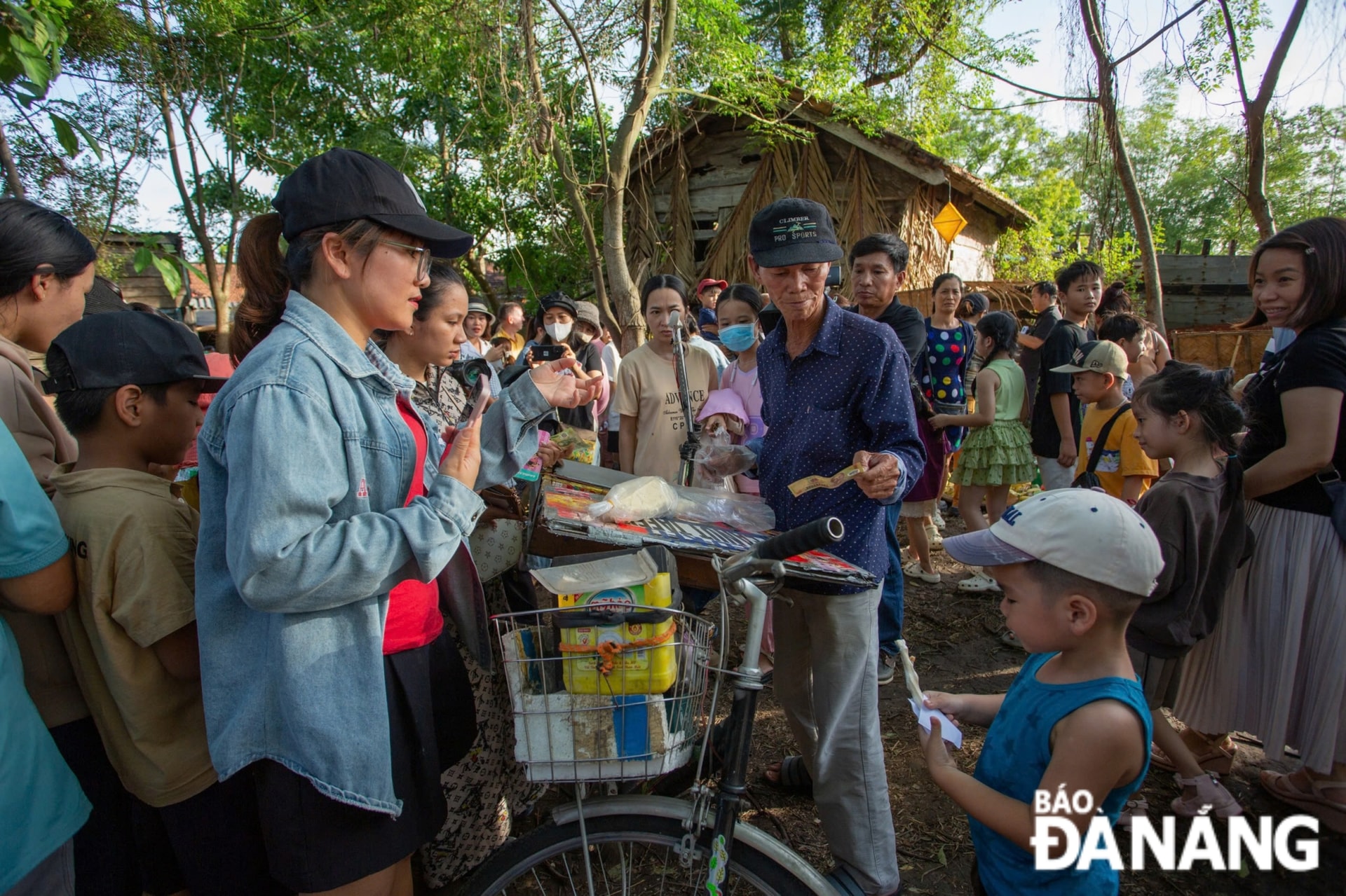 Du khách có thể khám phá bản sắc văn hóa qua các trò chơi dân gian: bài chòi, lô tô, bịt mắt đập nồi, đổ tam hường, nhảy dây… Cùng không gian dành cho trẻ em học hát dân ca, nghe nhạc đồng quê và hòa mình vào dòng nhạc trẻ sôi động trong buổi tối 