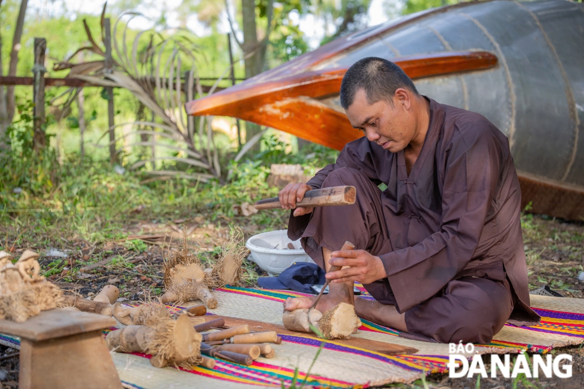 Chợ quê Kim Bồng không chỉ là một điểm đến du lịch, mà còn là biểu tượng sống động của sự hồi sinh văn hóa cộng đồng trong thời đại mới. Đây là nơi những nghệ nhân lặng thầm giữ lửa nghề, những người nông dân gửi gắm tâm huyết vào từng sản vật quê hương và cả thế hệ trẻ góp phần thổi bùng tinh thần đổi mới – cùng nhau làm nên một không gian đậm đà bản sắc, trọn vẹn ký ức.
