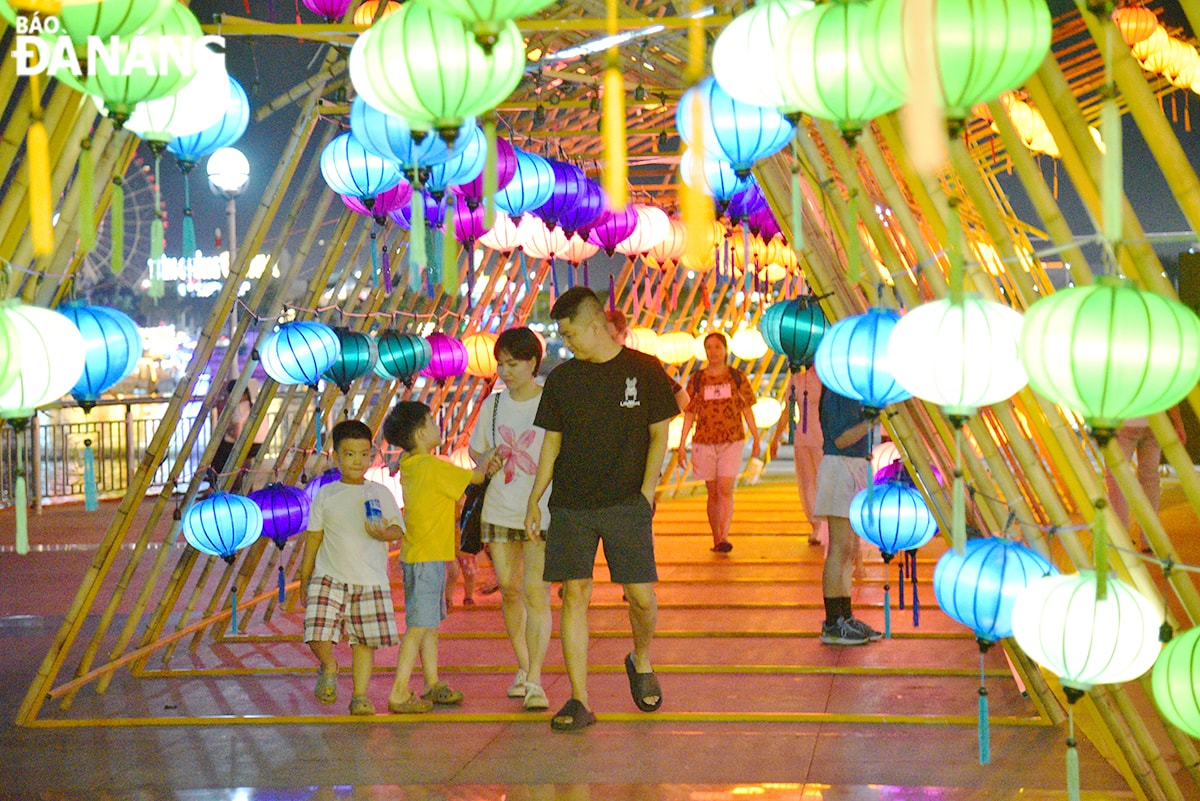 Không gian thu hút đông đảo người dân, du khách đến tham quan.