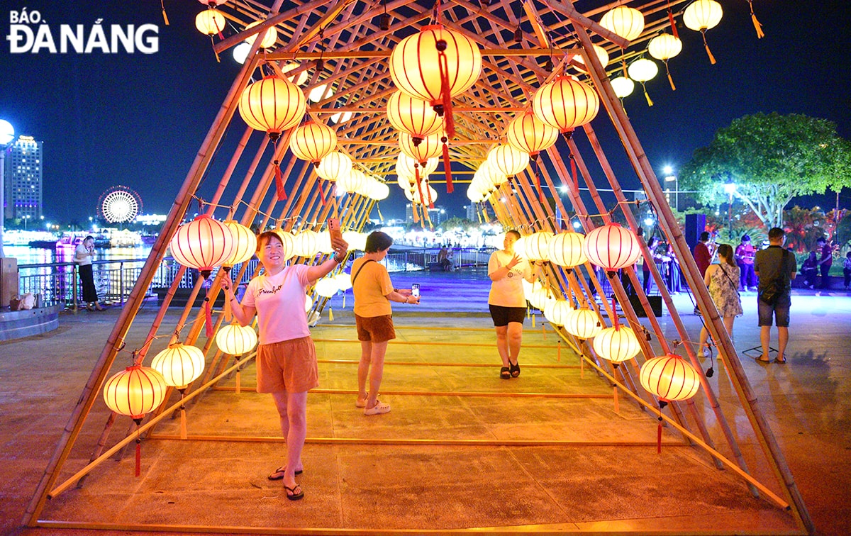 “Nhịp điệu tinh hoa” là điểm nhấn mới bên bờ sông Hàn, được nhiều người dân đánh giá đẹp mắt.
