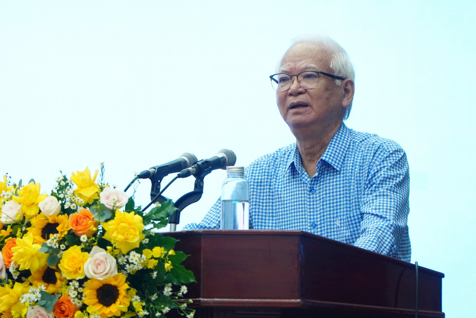 Nhà báo Lê Hoàng Linh - Nguyên Giám đốc Đài PT-TH Quảng Nam phát biểu tại lễ kỷ niệm. Ảnh: TÂM ĐAN