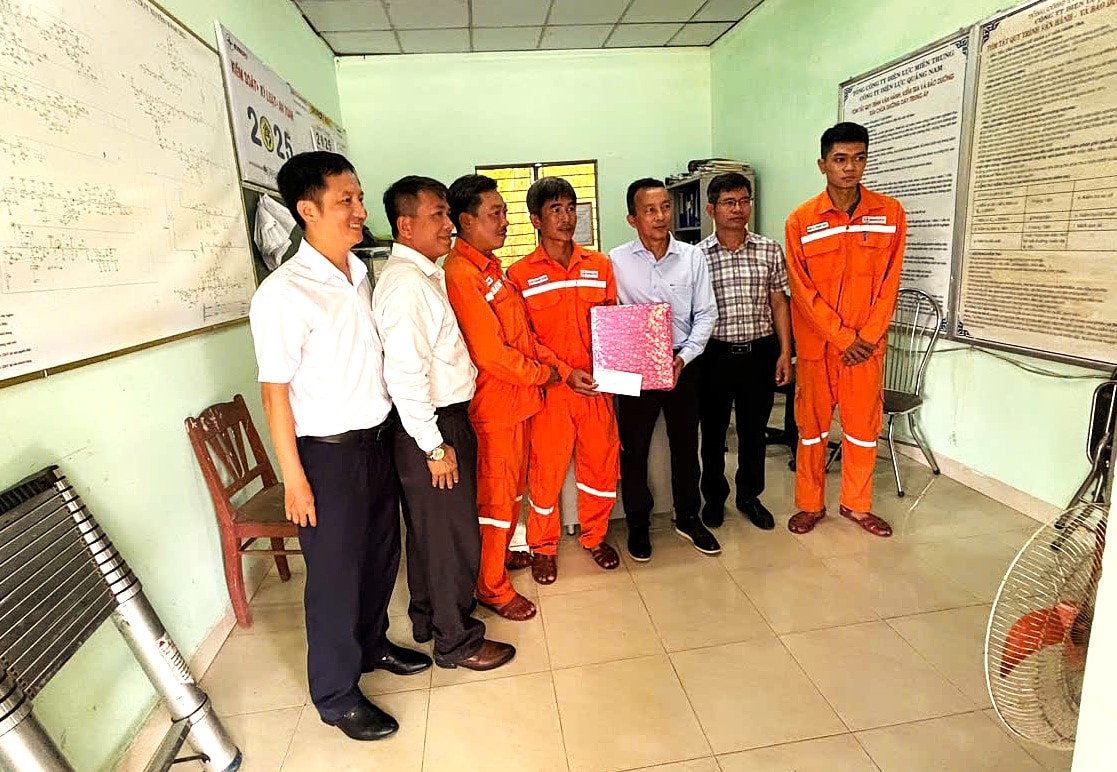 Lãnh đạo công ty thăm hỏi, động viên công nhân dịp tháng Công nhân, những khi ứng phó khắc phục hậu quả do bão lũ, nắng nóng và lễ, tết
