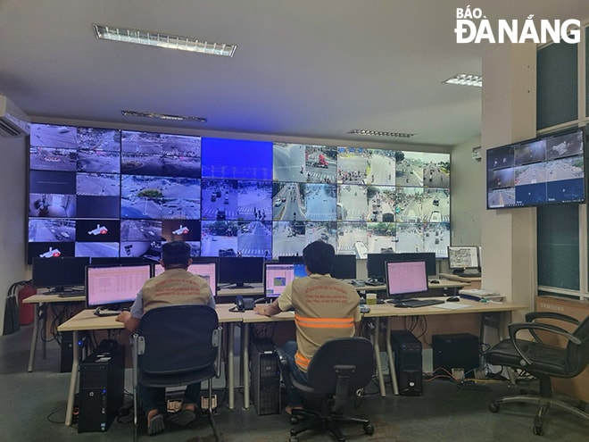 Trung tâm điều hành, giúp giám sát và điều khiển thông minh hệ thống đèn tín hiệu giao thông của thành phố. Ảnh: NGỌC LONG