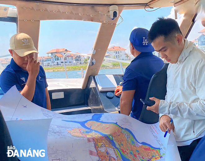 Công ty CP Tập đoàn Việt AnGroup khảo sát tại dòng sông Cẩm Lệ.  Ảnh: HẢI NAM.