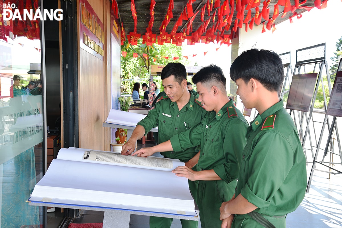 Các chiến sĩ Bộ đội Biên phòng tham quan 2 bộ sưu tập báo chí phản ánh quá trình đấu tranh khẳng định và bảo vệ chủ quyền của Việt Nam tại 2 quần đảo Hoàng Sa, Trường Sa từ năm 1974 đến nay.