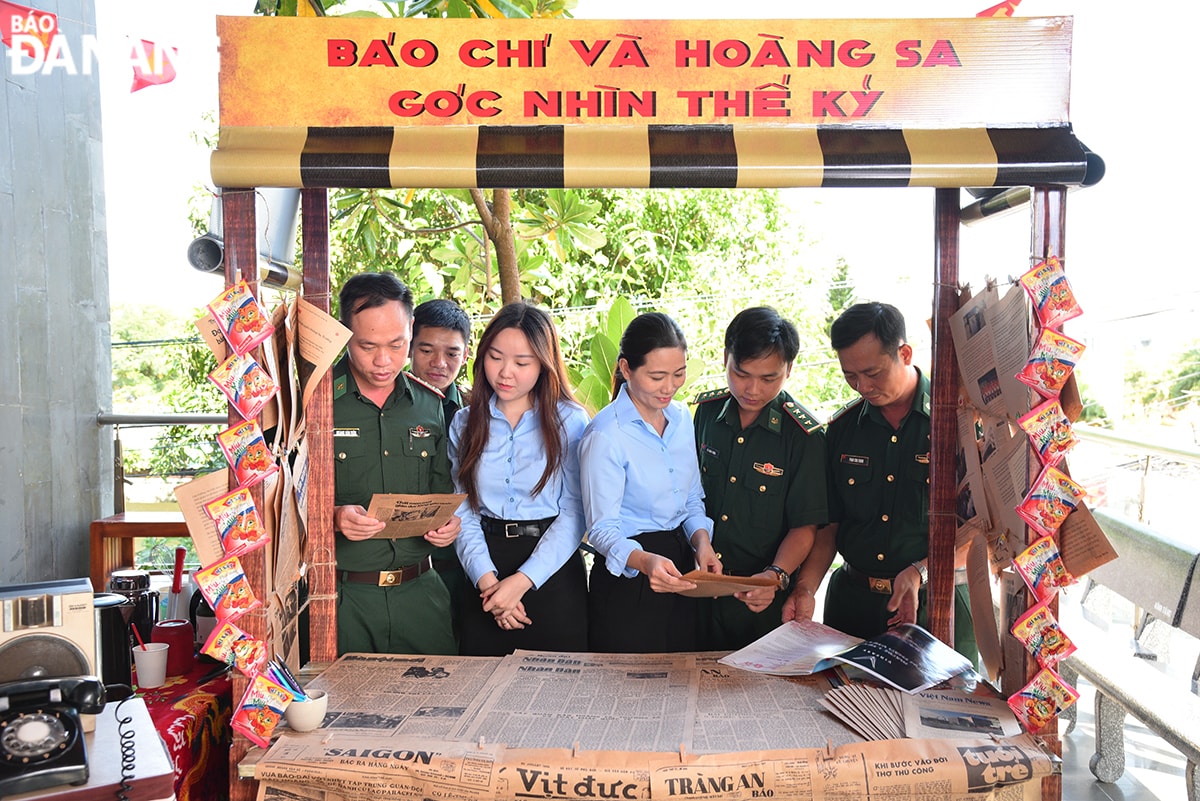 “Không gian báo chí xưa” tái hiện sống động sạp báo truyền thống - biểu tượng đô thị một thời của Việt Nam.