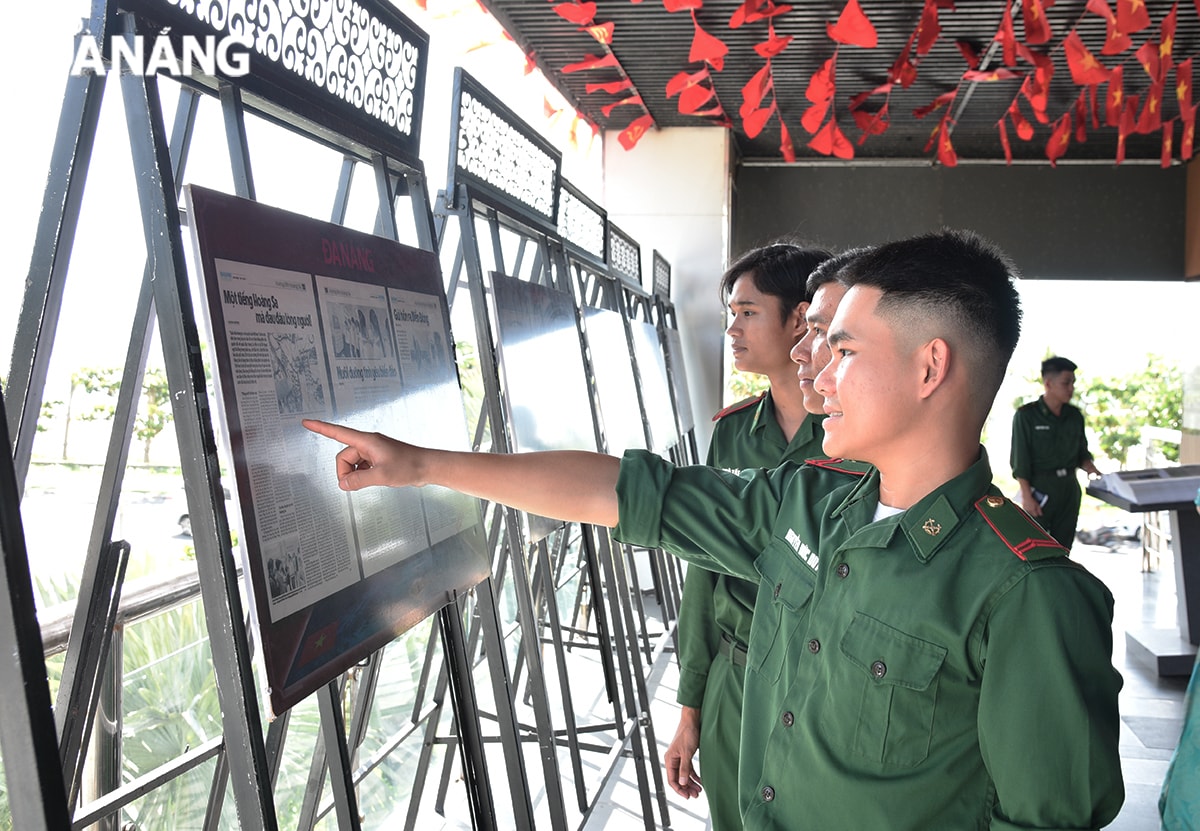Cán bộ, chiến sĩ Đồn Biên phòng Sơn Trà tham quan triển lãm chuyên đề “Hoàng Sa qua lăng kính báo chí”.