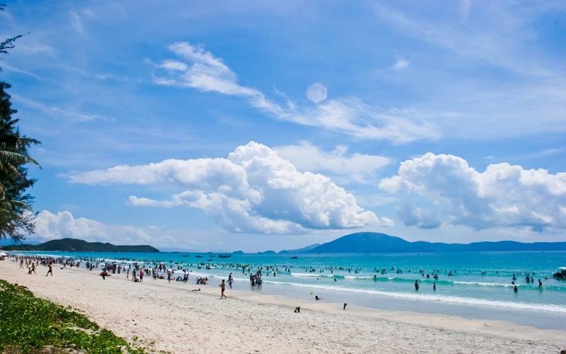 Genießen Sie die friedliche, poetische Schönheit am Doc Let Strand Nha Trang