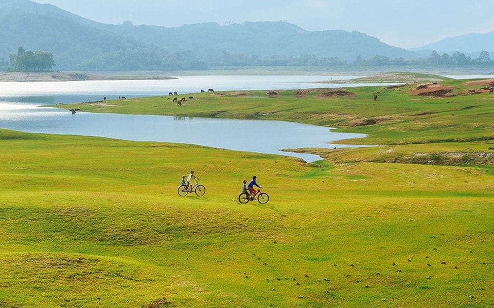Quảng Nam: Hồ Phú Ninh mùa nước cạn đẹp như tranh vẽ | Báo Dân trí